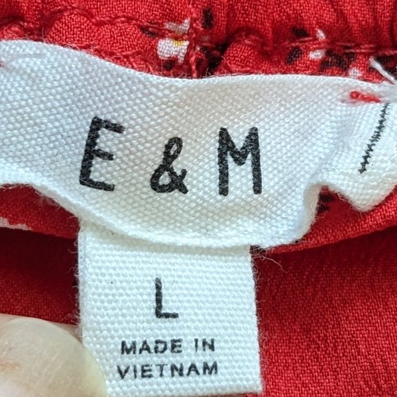 E & M brand flirty Cherry Colored Ditsy Floral Mini-Skort - Picture 5 of 16